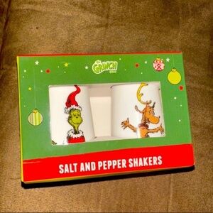 NWT grinch salt and pepper shakers